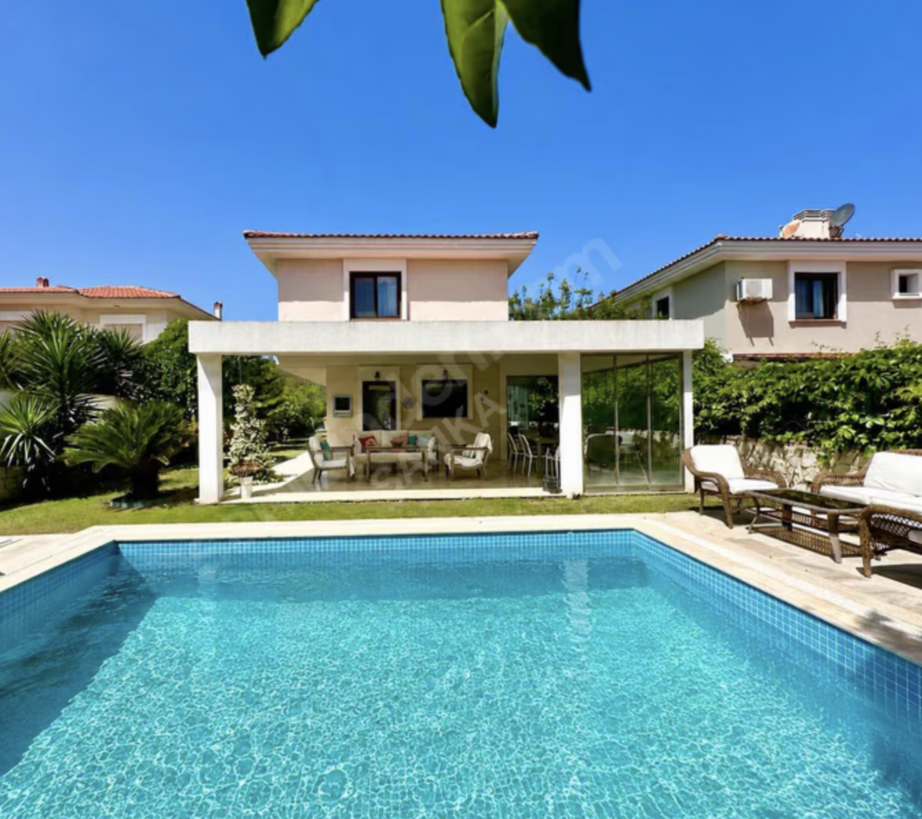 IN ALACATI 420 m2 FULLY DETACHED WITH POOL AND ANNEXE